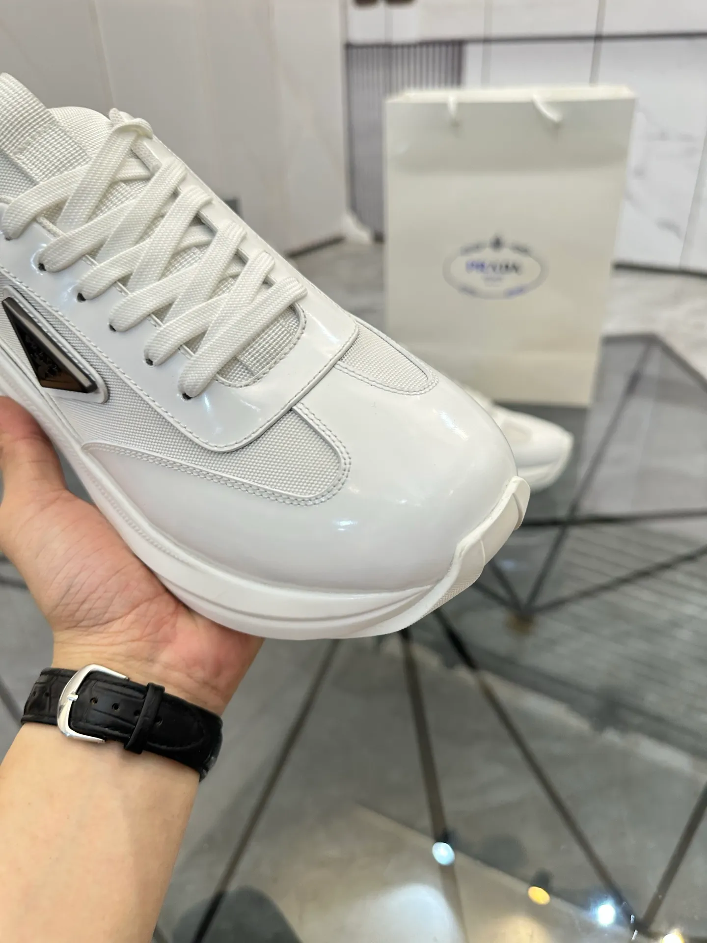 Men's shoes: 💰P680¥ High-end top quality Product trademark: Prada *"Prada*" low-top casual shoes Regular size: 38-45 (can be customized to 46) Product materials: Upper imported cowhide spliced ​​with breathable mesh, breathable lining, cowhide foot pads, original ultra-light foam outsole. No.: 001